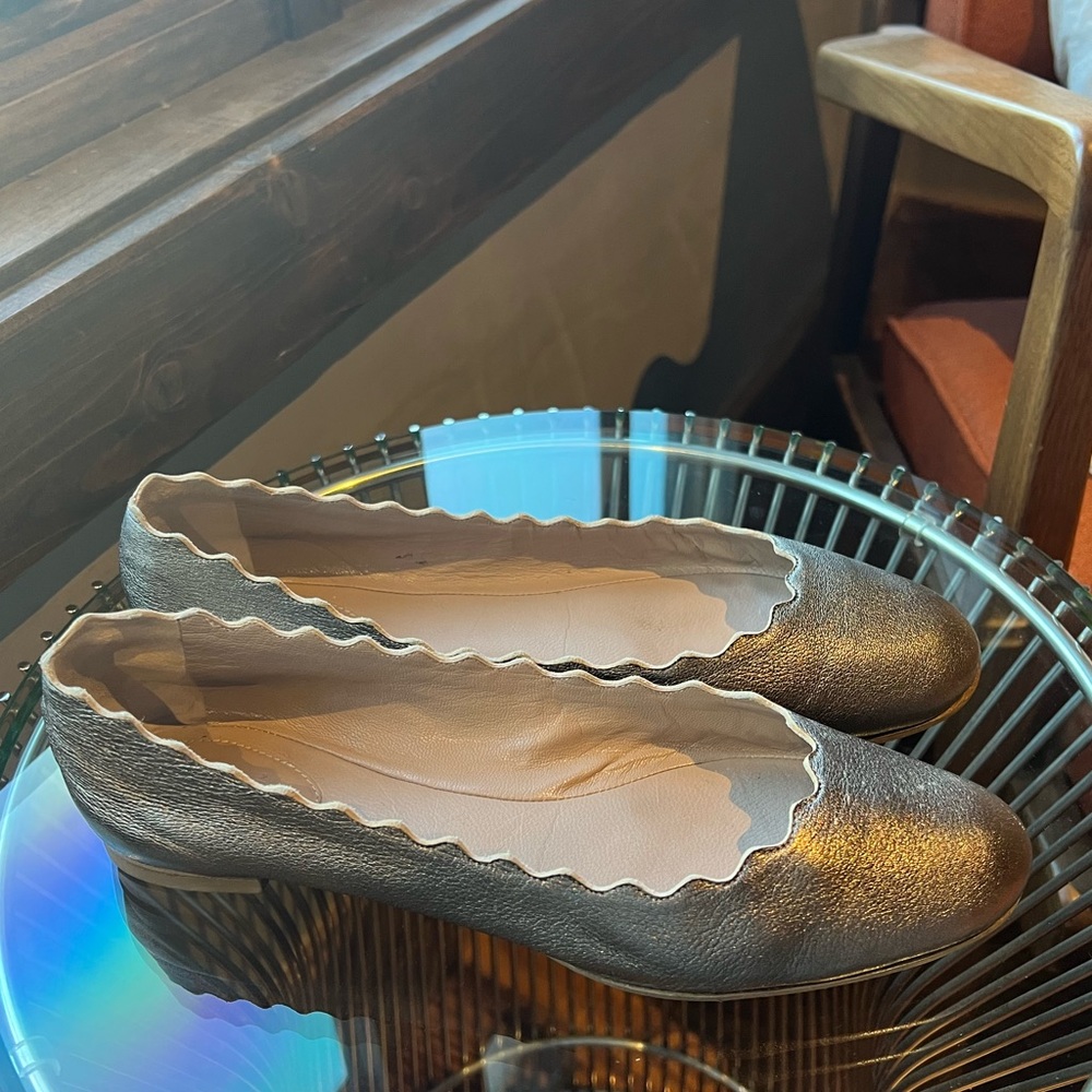 Chloé Lauren Scalloped Flat in metallic leather